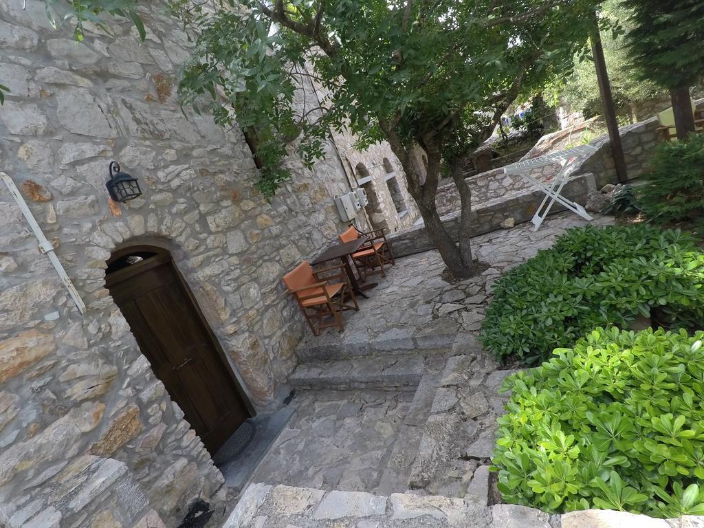 Aparthotel Seasons Avgonima