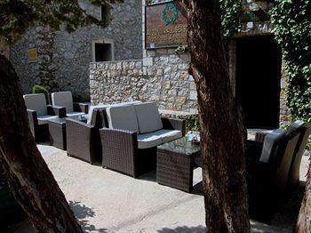 Aparthotel Seasons Avgonima