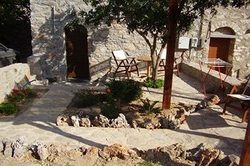 Aparthotel Seasons Avgonima