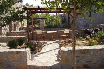 Aparthotel Seasons Avgonima